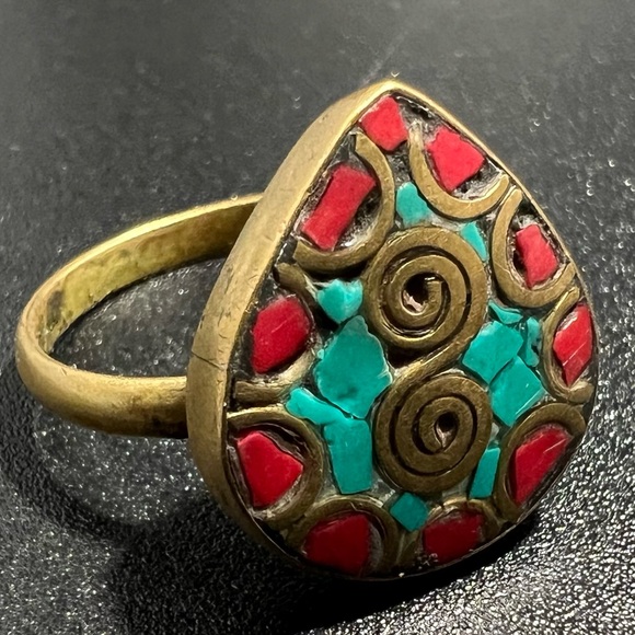 Vintage Brass Ring with Coral & Turquoise Chip Inlay Spiral S Adjustable Ring - Picture 3 of 9